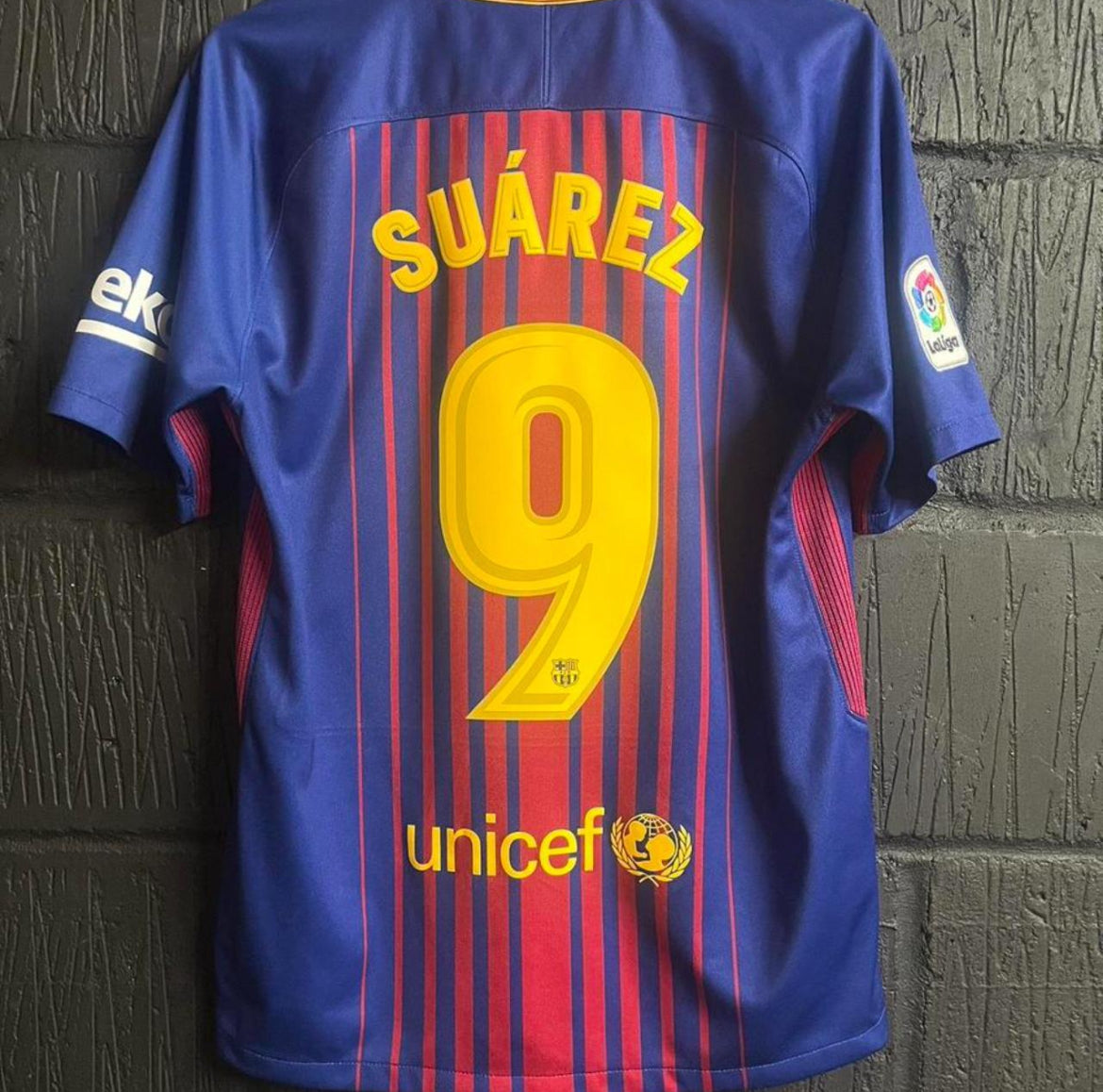 Barcelona 2017/18 Home Shirt - Medium - Suarez 9
