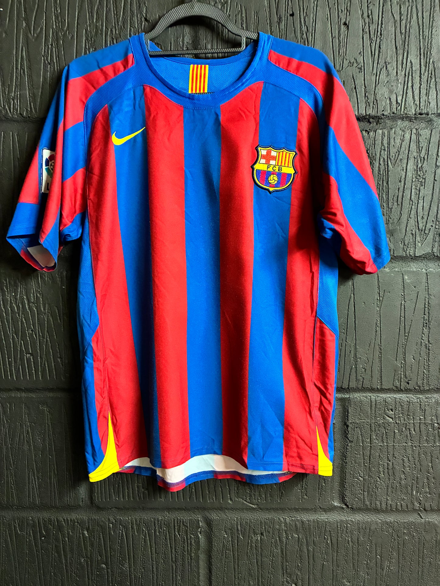 Barcelona 2005/06 Home Shirt - Small - Ronaldinho #10