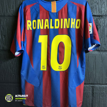 Barcelona 2005/06 Home Shirt - Small - Ronaldinho #10