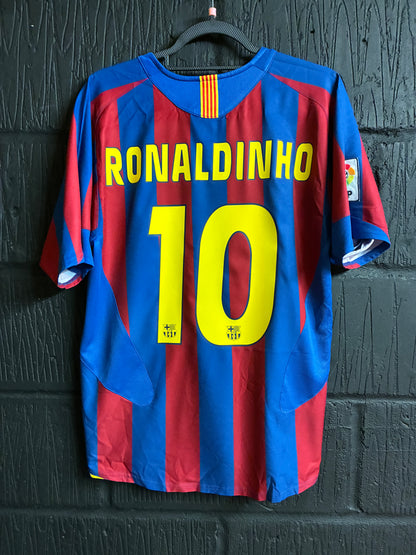 Barcelona 2005/06 Home Shirt - Small - Ronaldinho #10
