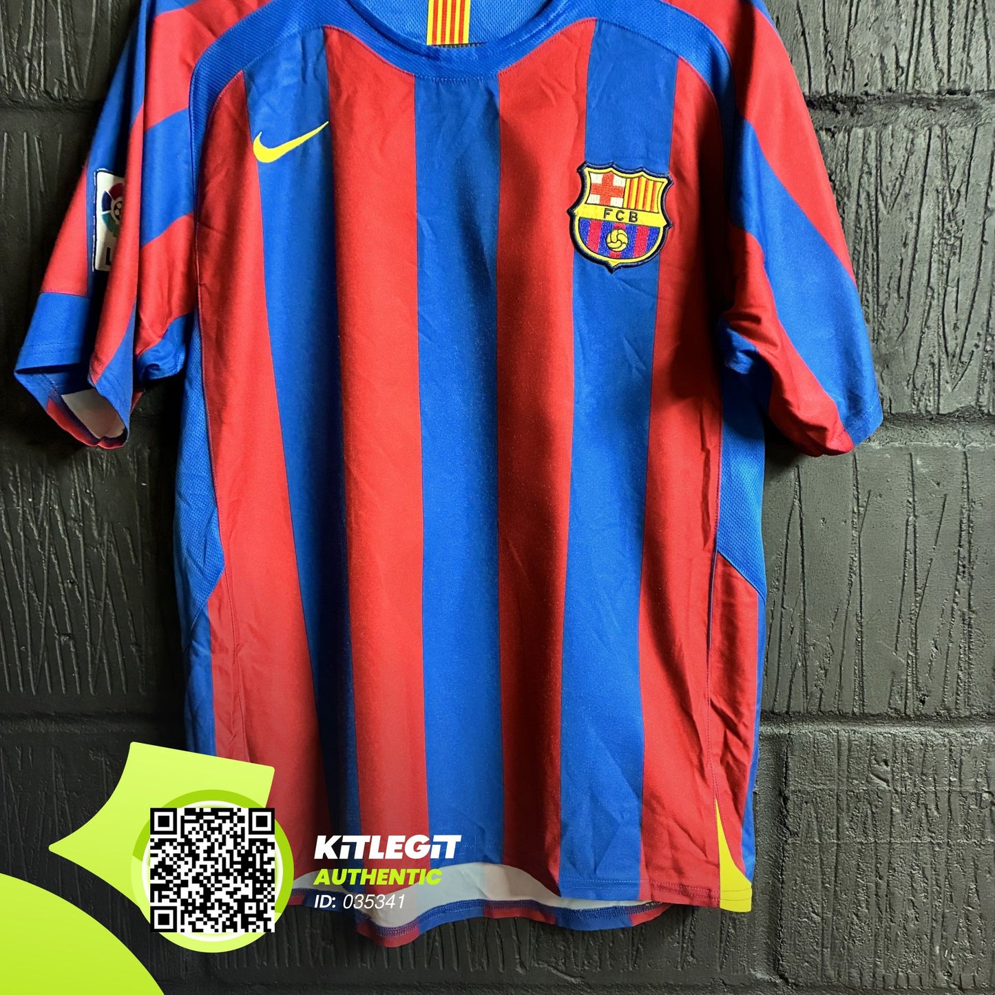 Barcelona 2005/06 Home Shirt - Small - Ronaldinho #10