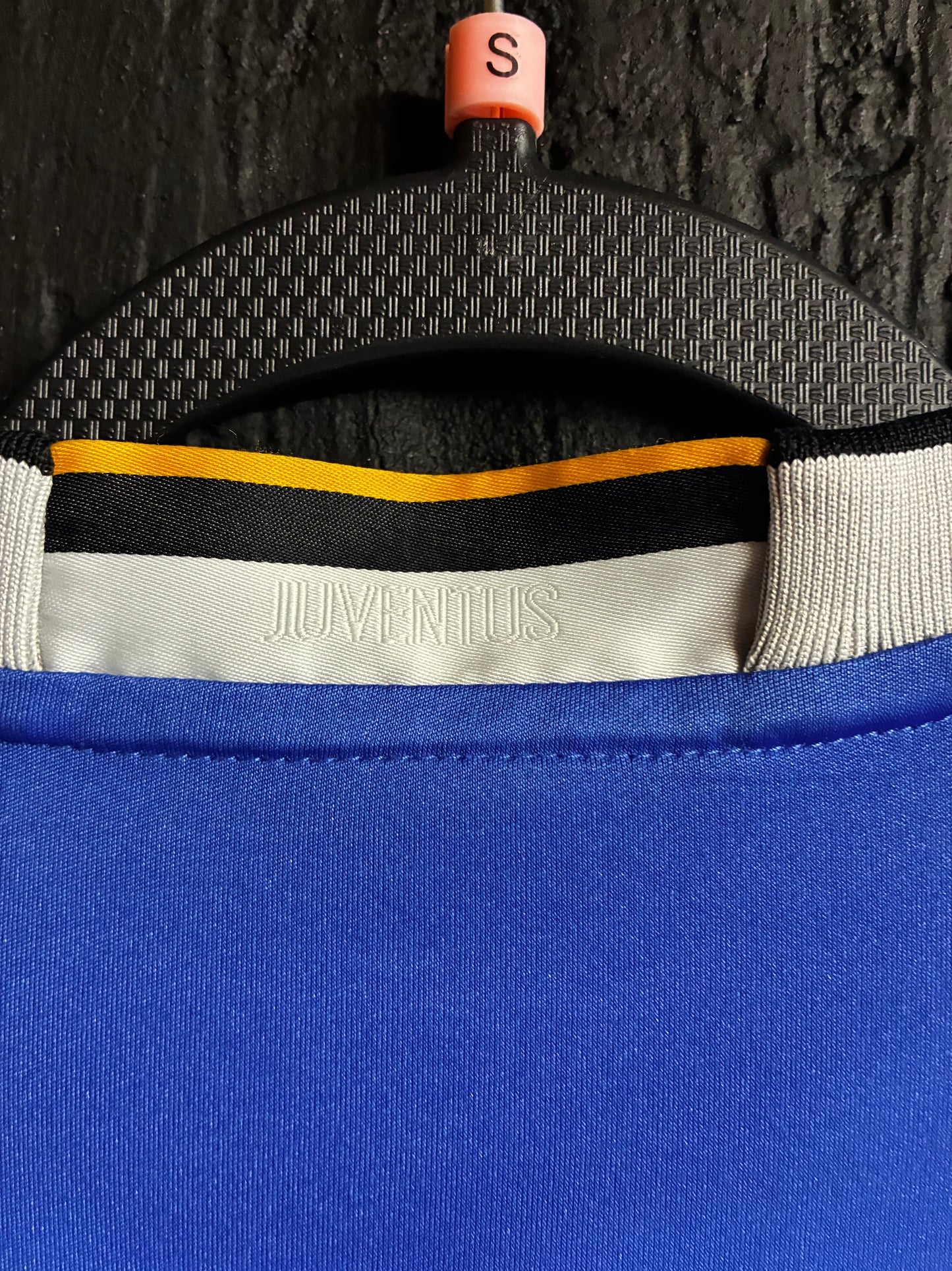 Juventus 2016/17 Away - Small - Dani Alves 23